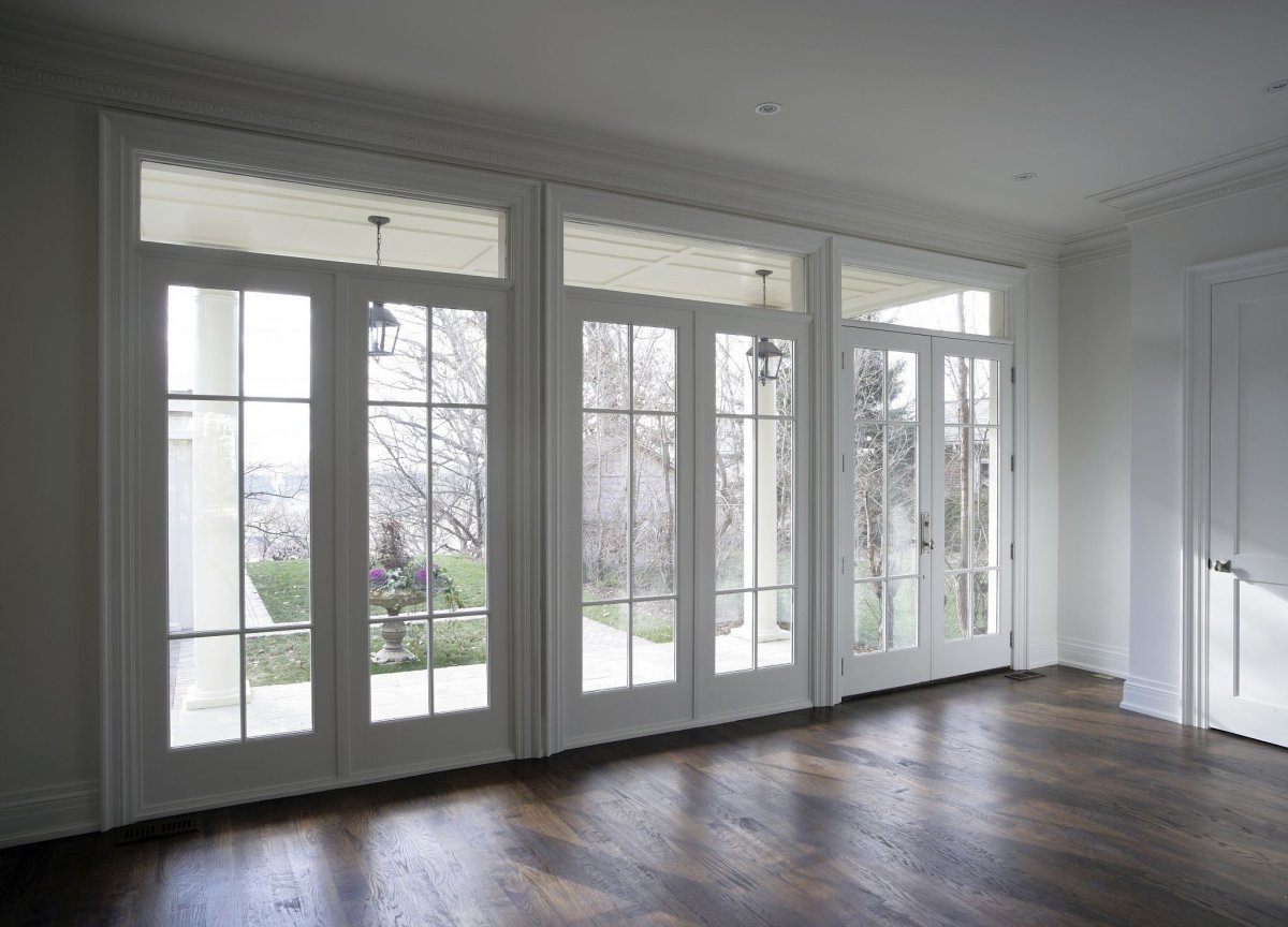 Гостиная с большими окнами