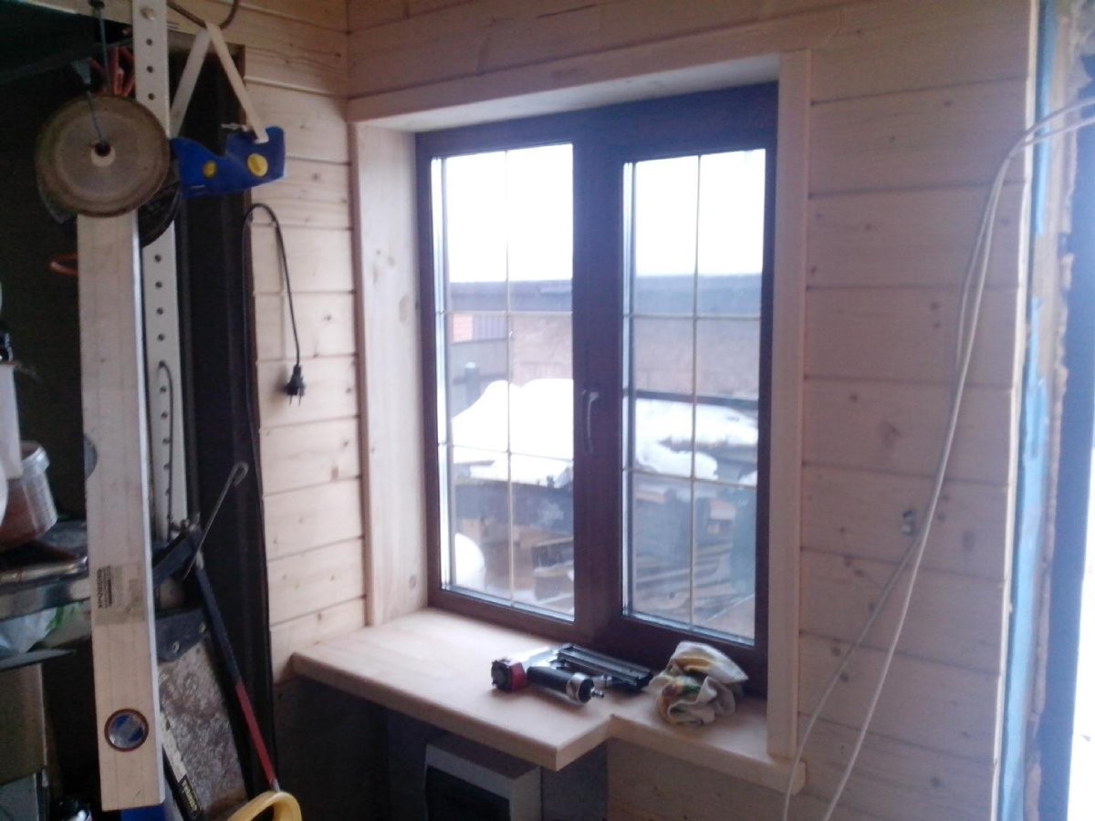 Окно с деревянным подоконником