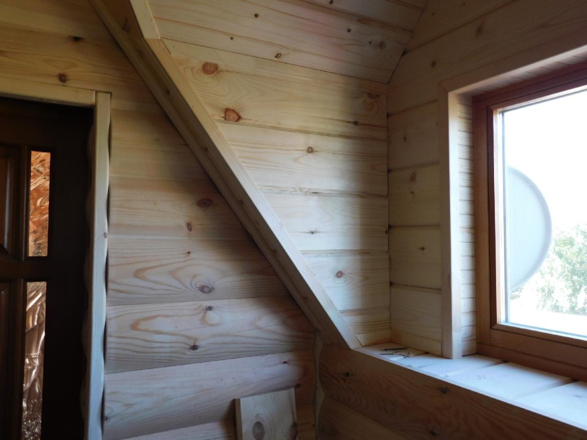 Деревянное окно изнутри