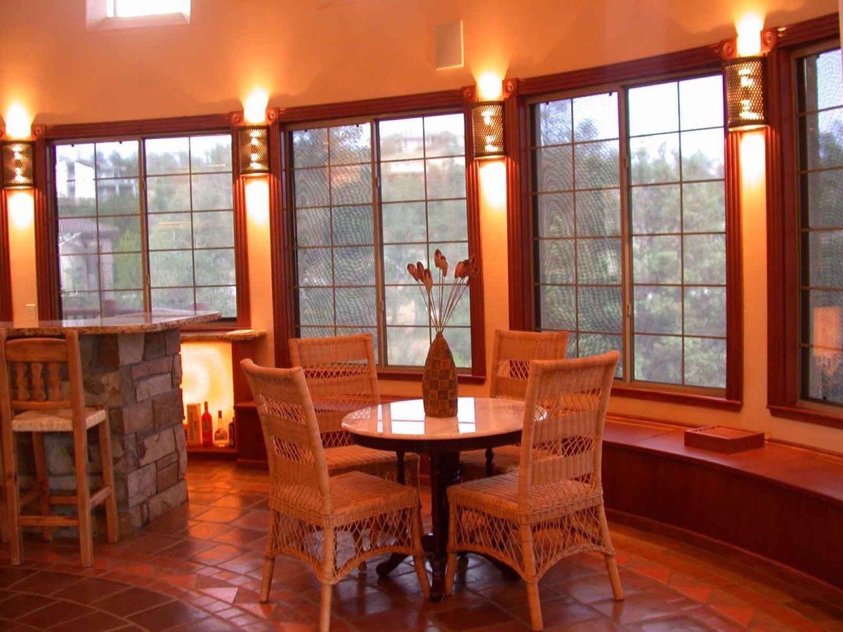 Дом с коричневыми окнами