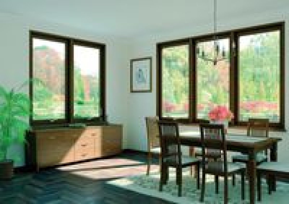 Коричневые пластиковые окна в интерьере