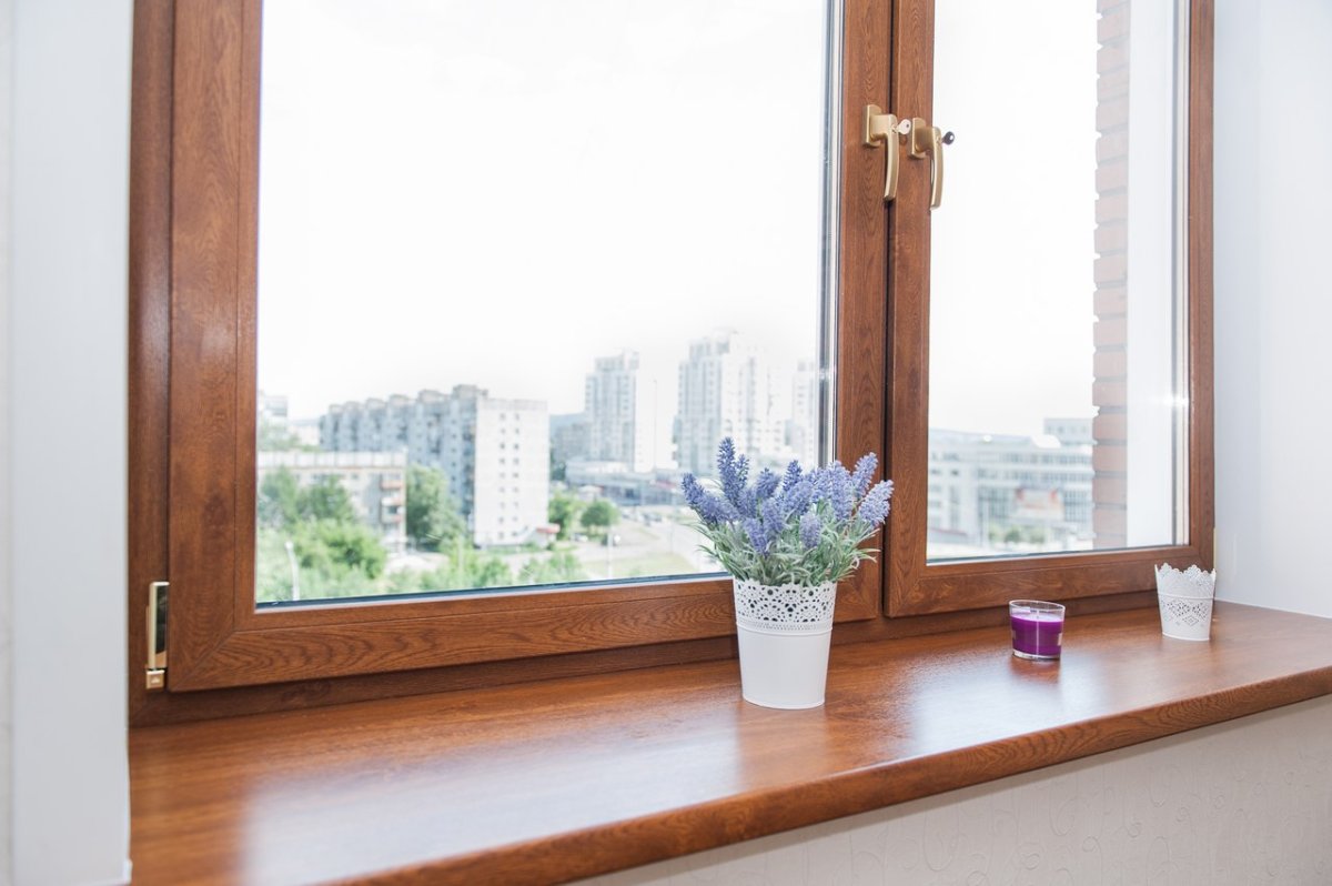 Коричневые окна в интерьере квартиры