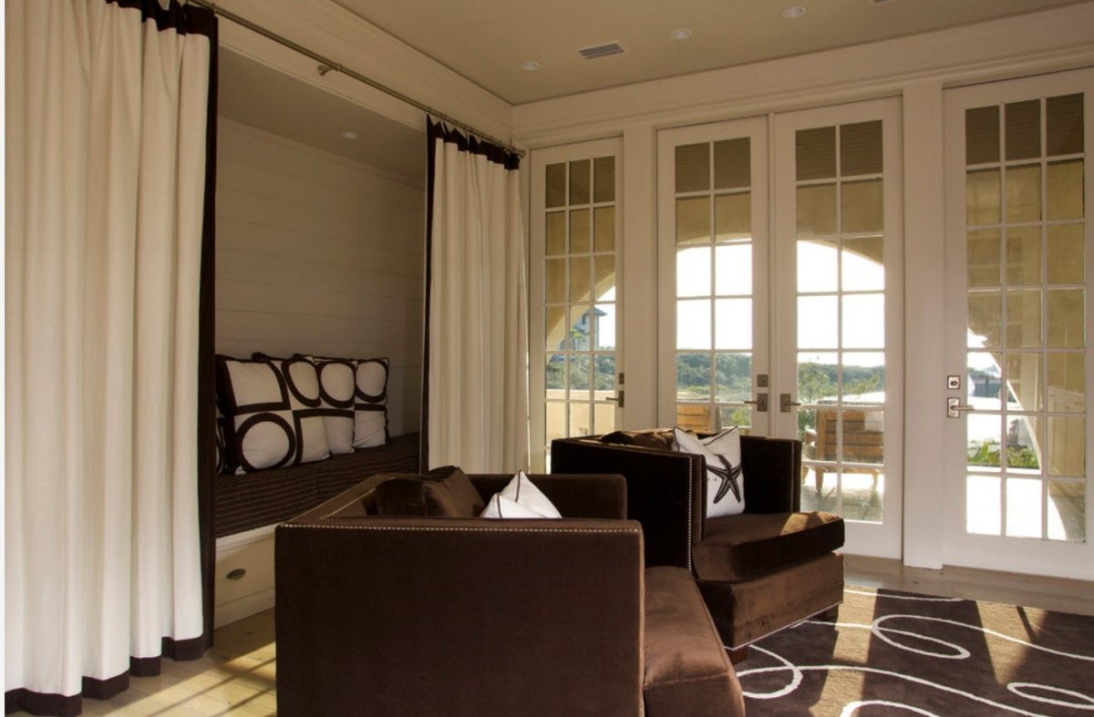 Уютная спальня с окном