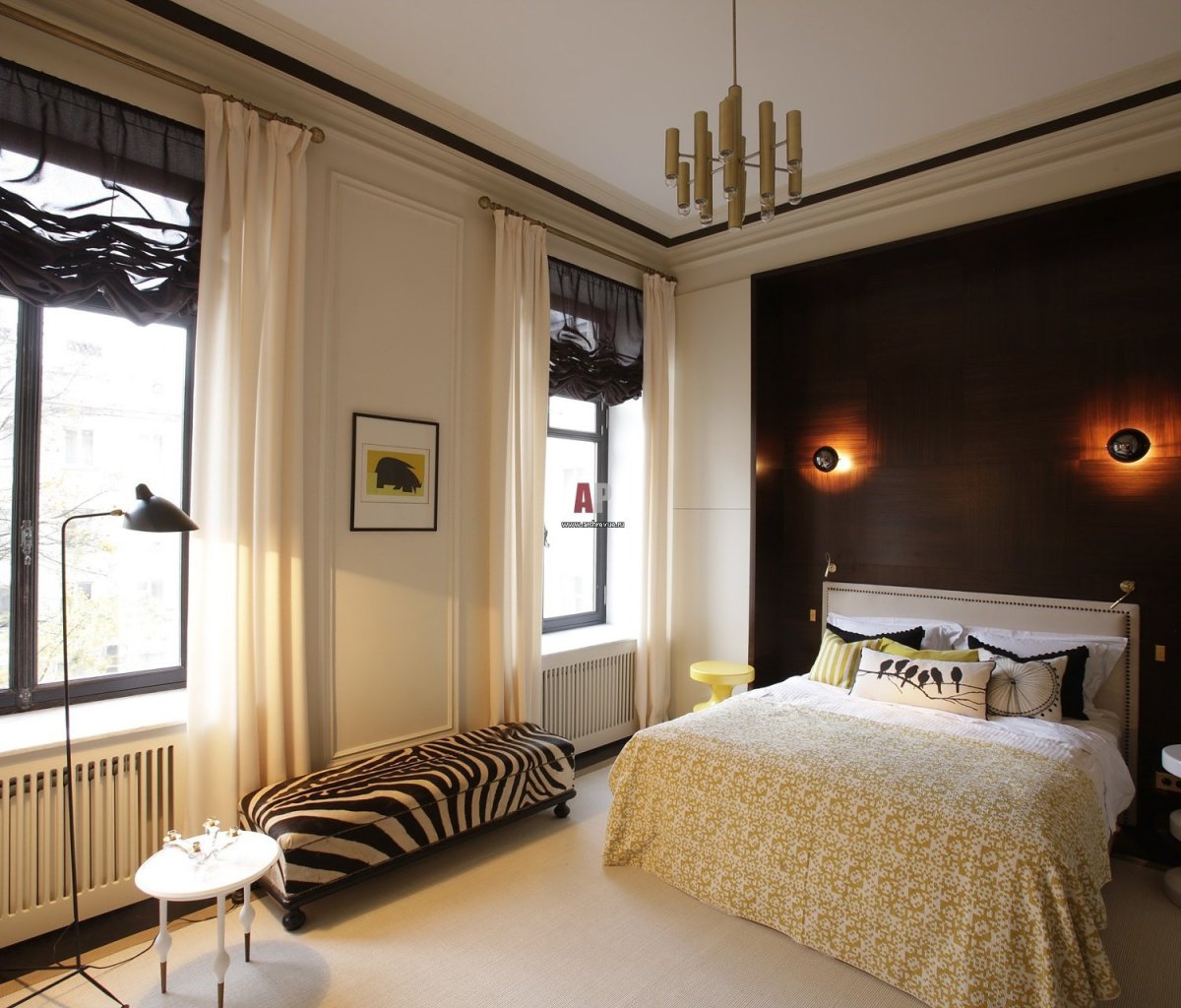 Деревянные жалюзи в спальне