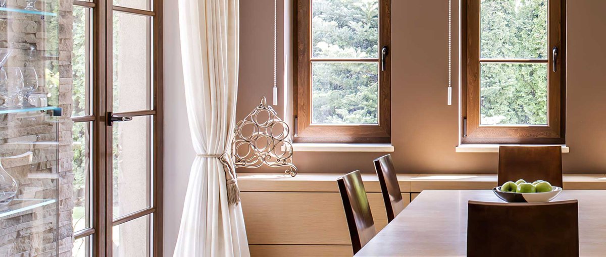 Коричневые пластиковые окна в интерьере