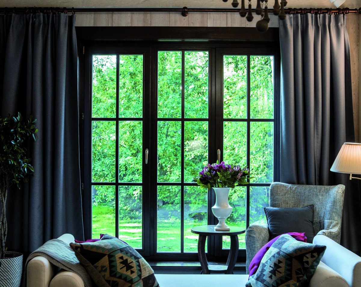 Черные окна в интерьере