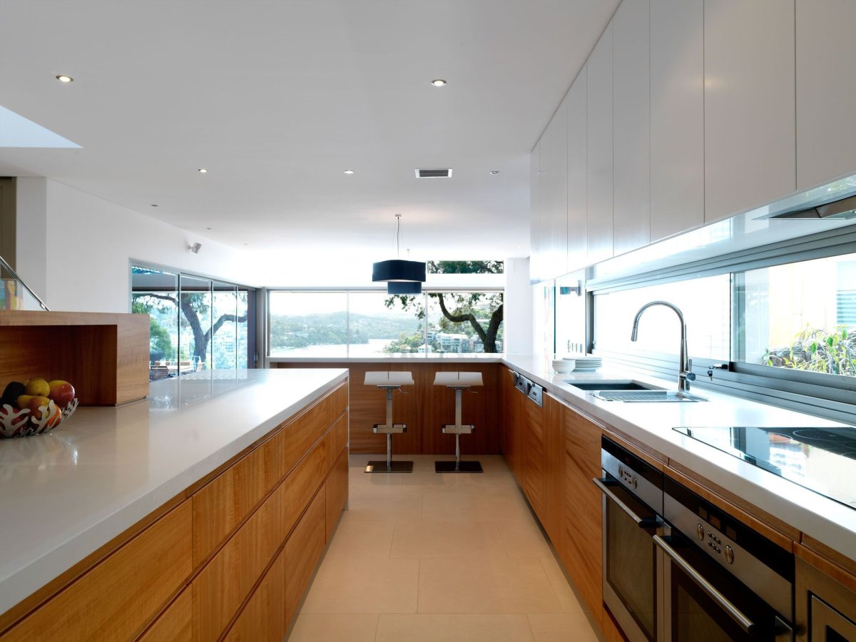 Кухня с окном в частном доме