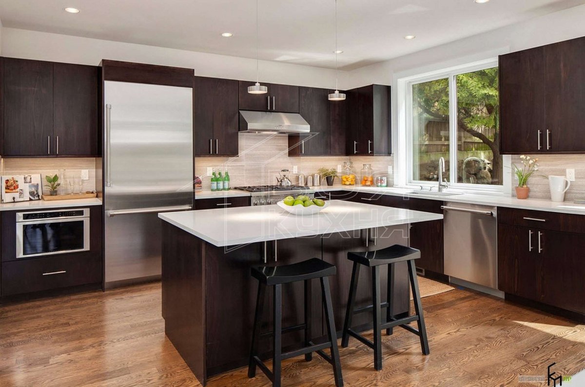 П-образная кухня вдоль окна