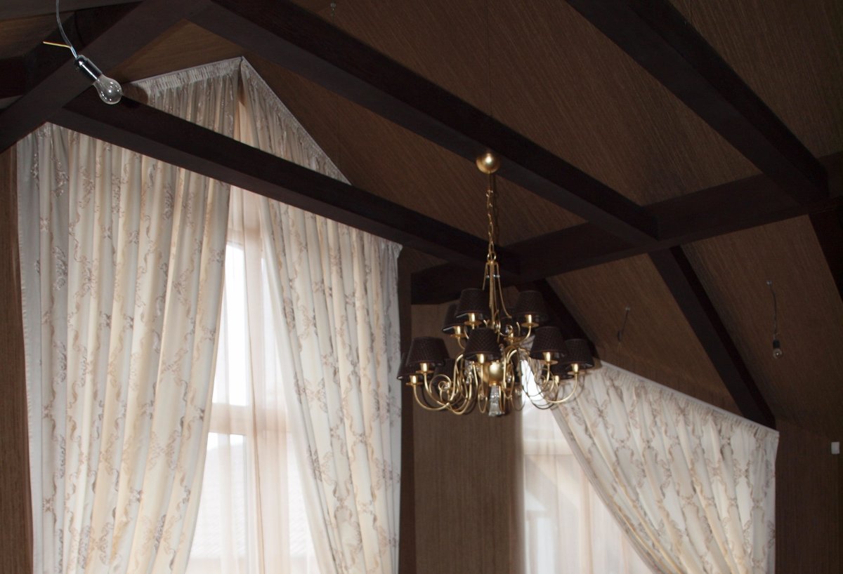 Карниз на треугольное окно