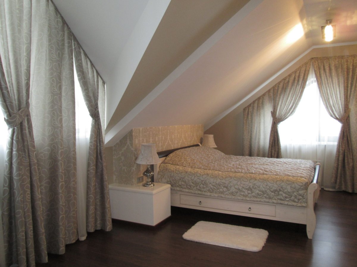 Шторы в спальню на мансарде