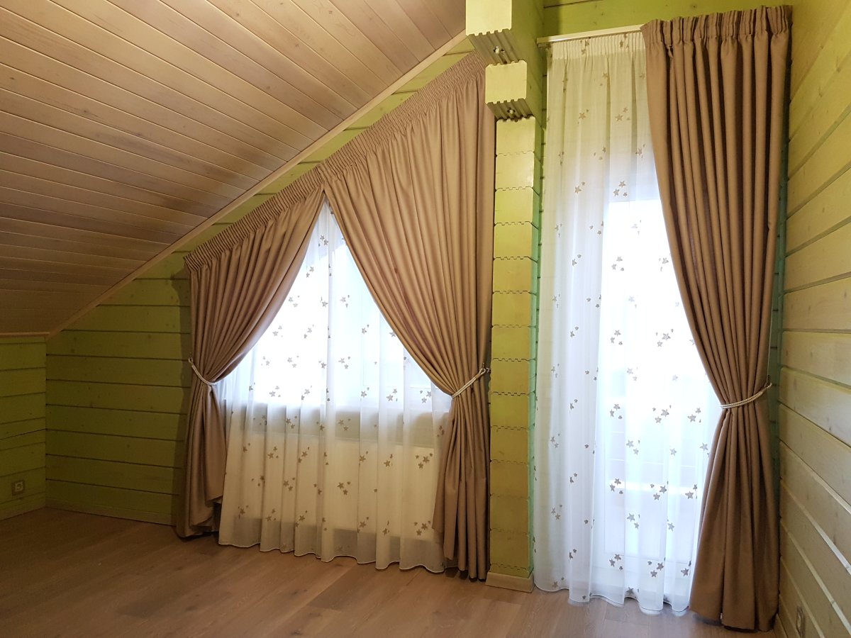 Шторы на наклонные мансардные окна