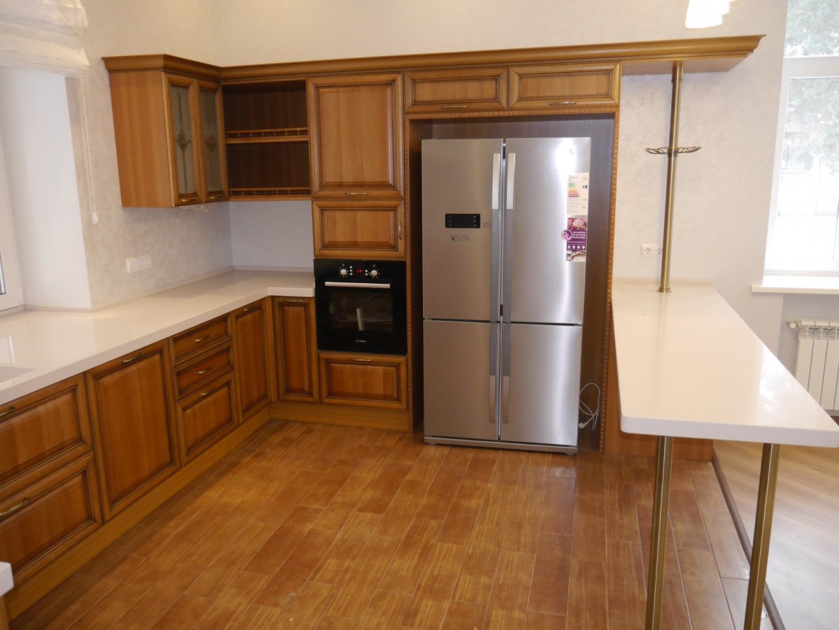 Угловая кухня с большим холодильником