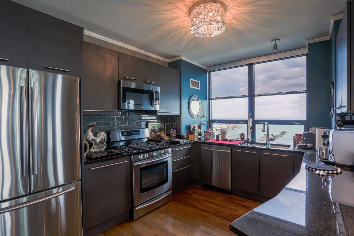 Кухня с окном со встроенной техникой