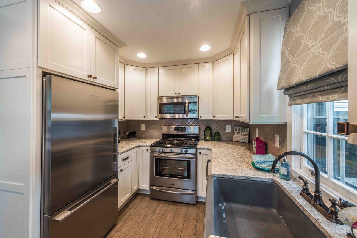 П-образная кухня с холодильником