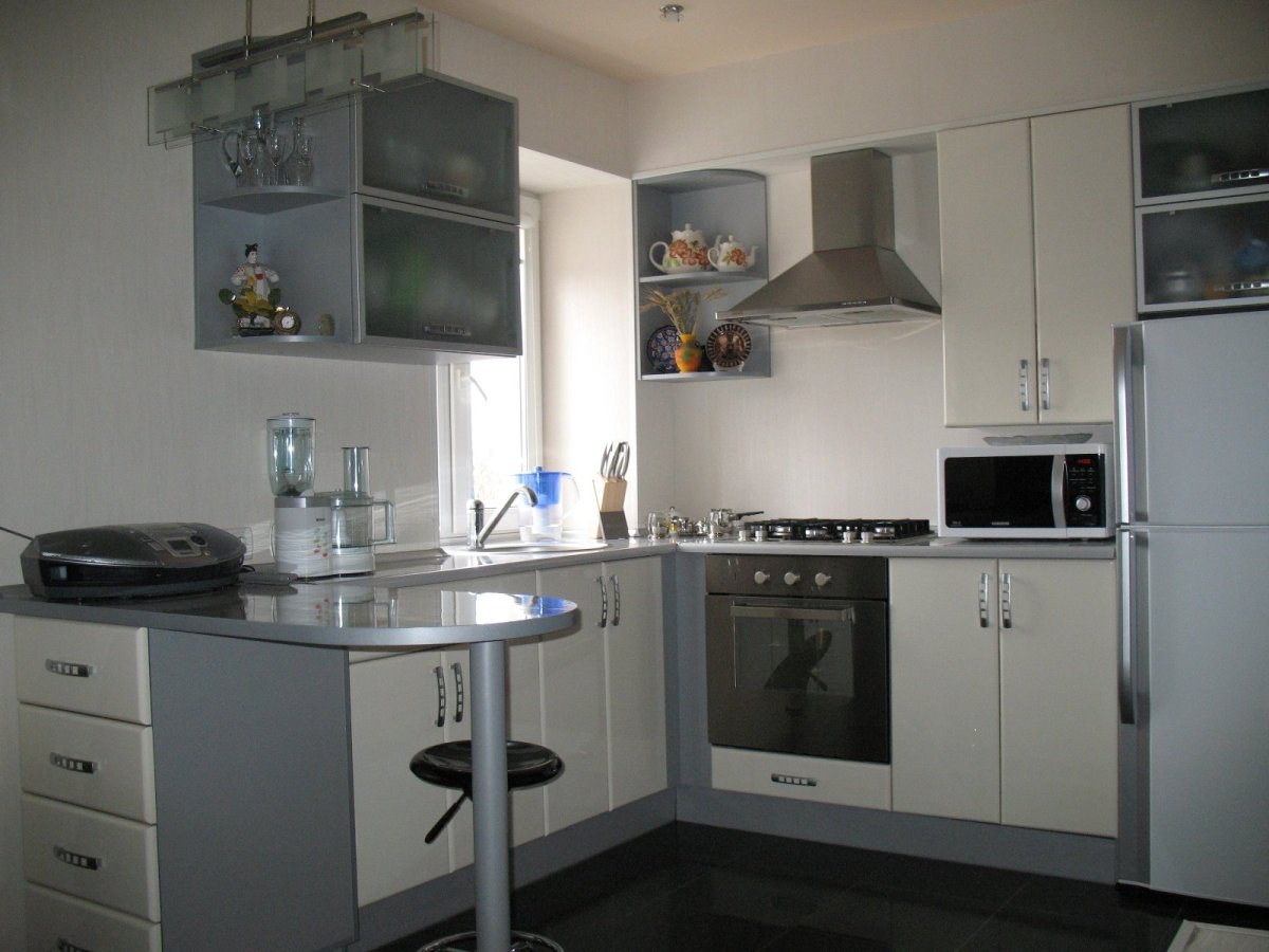 Угловая кухня с холодильником у окна