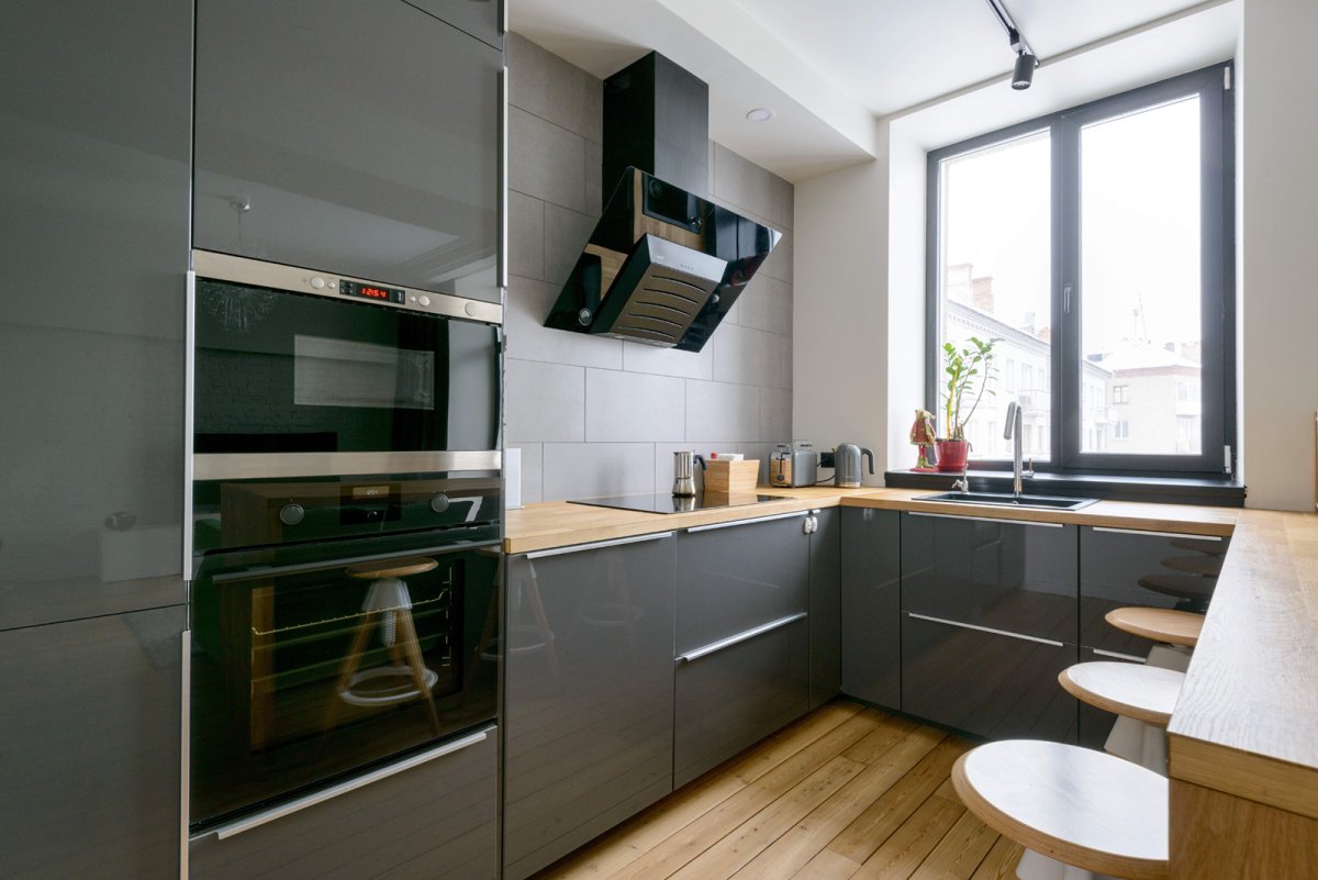 Мойка у окна на кухне