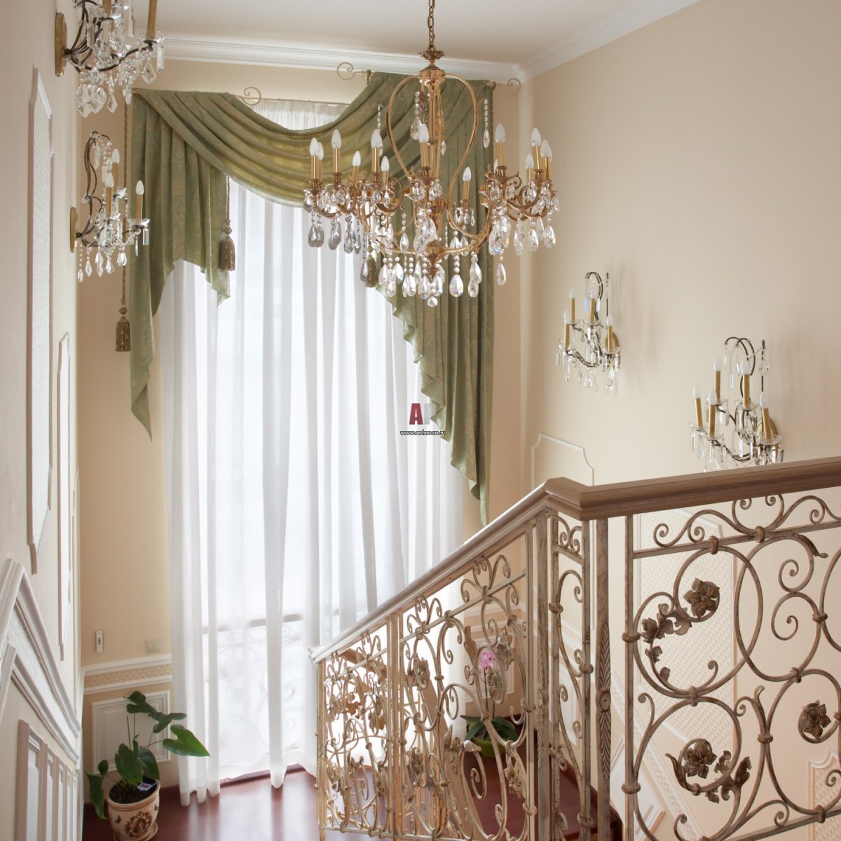 Шторы на лестничный пролет в частном доме