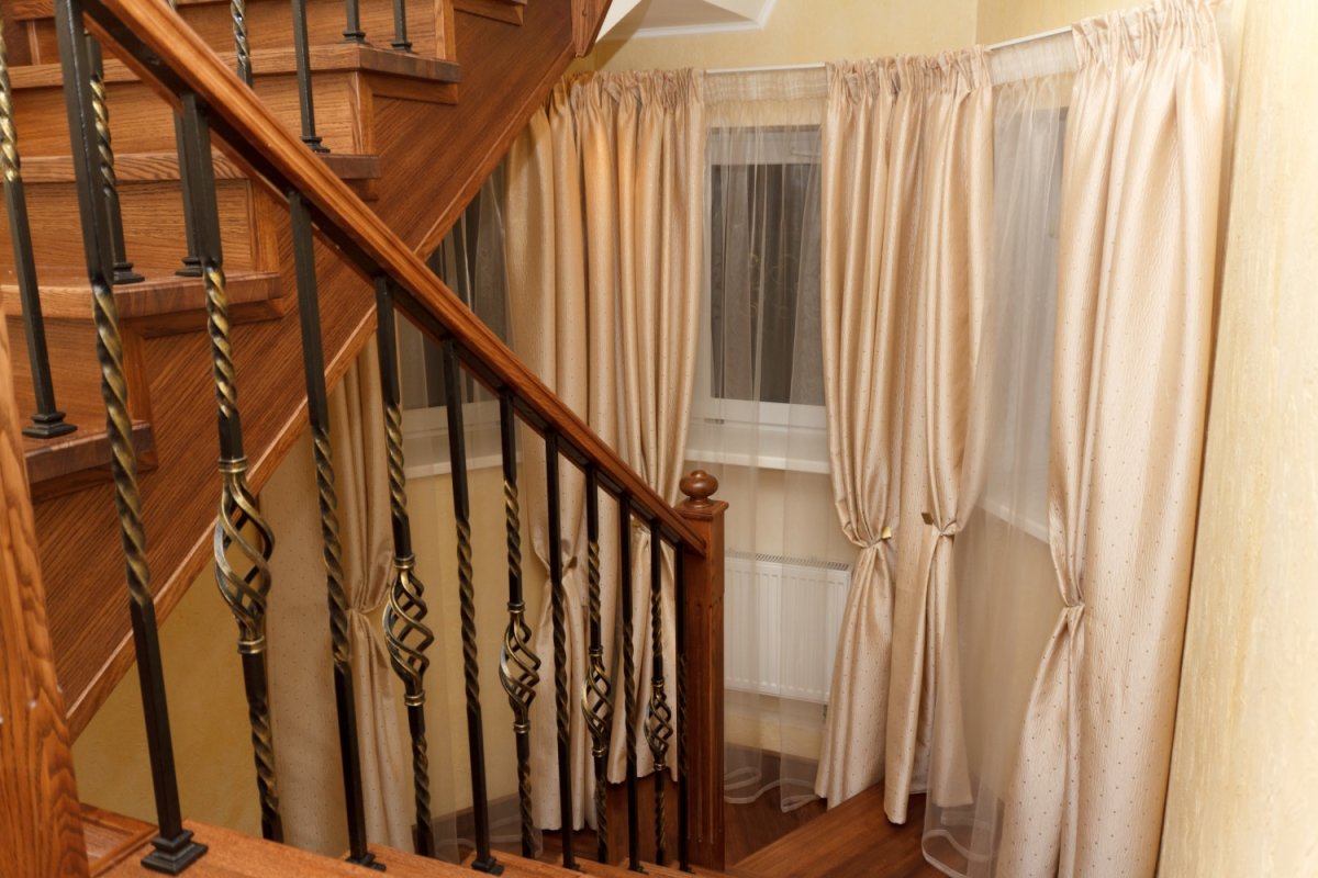 Шторы на лестницу