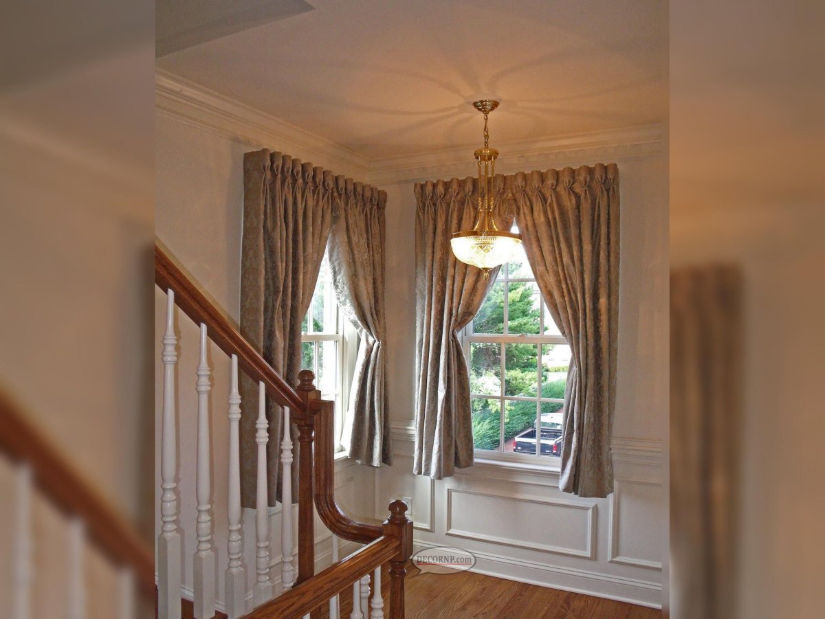 Шторы на окно между этажами в частном доме