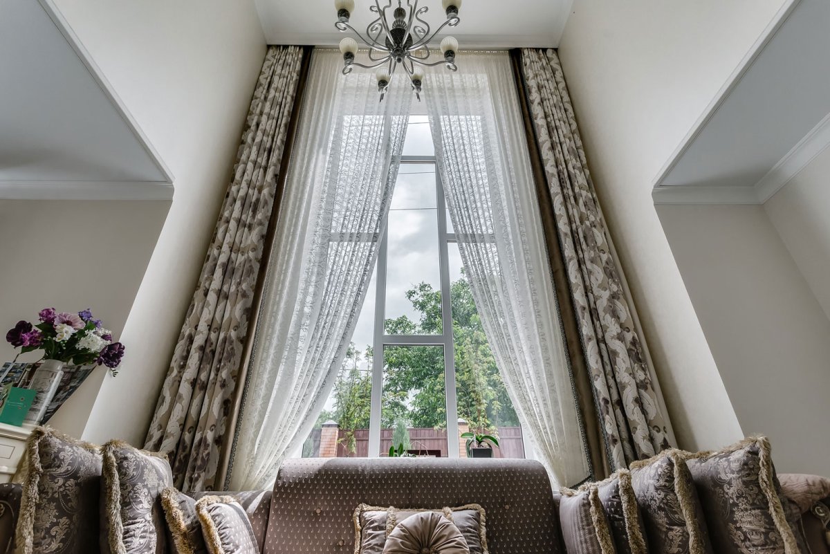 Шторы на лестничное окно высокое
