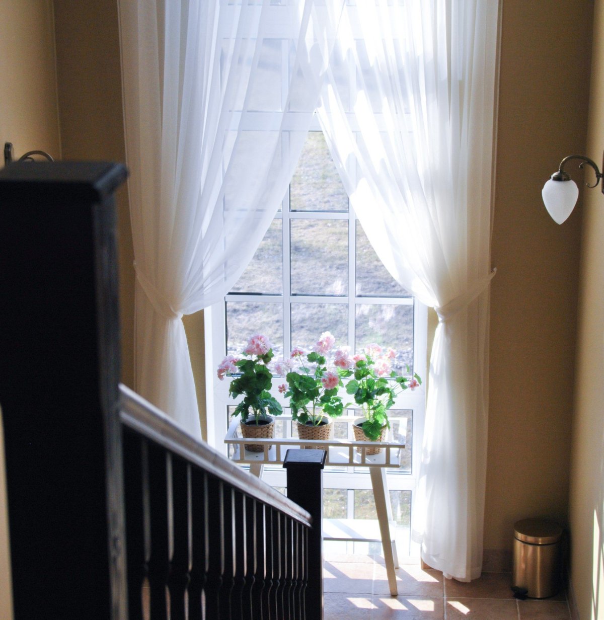 Штора под лестницей