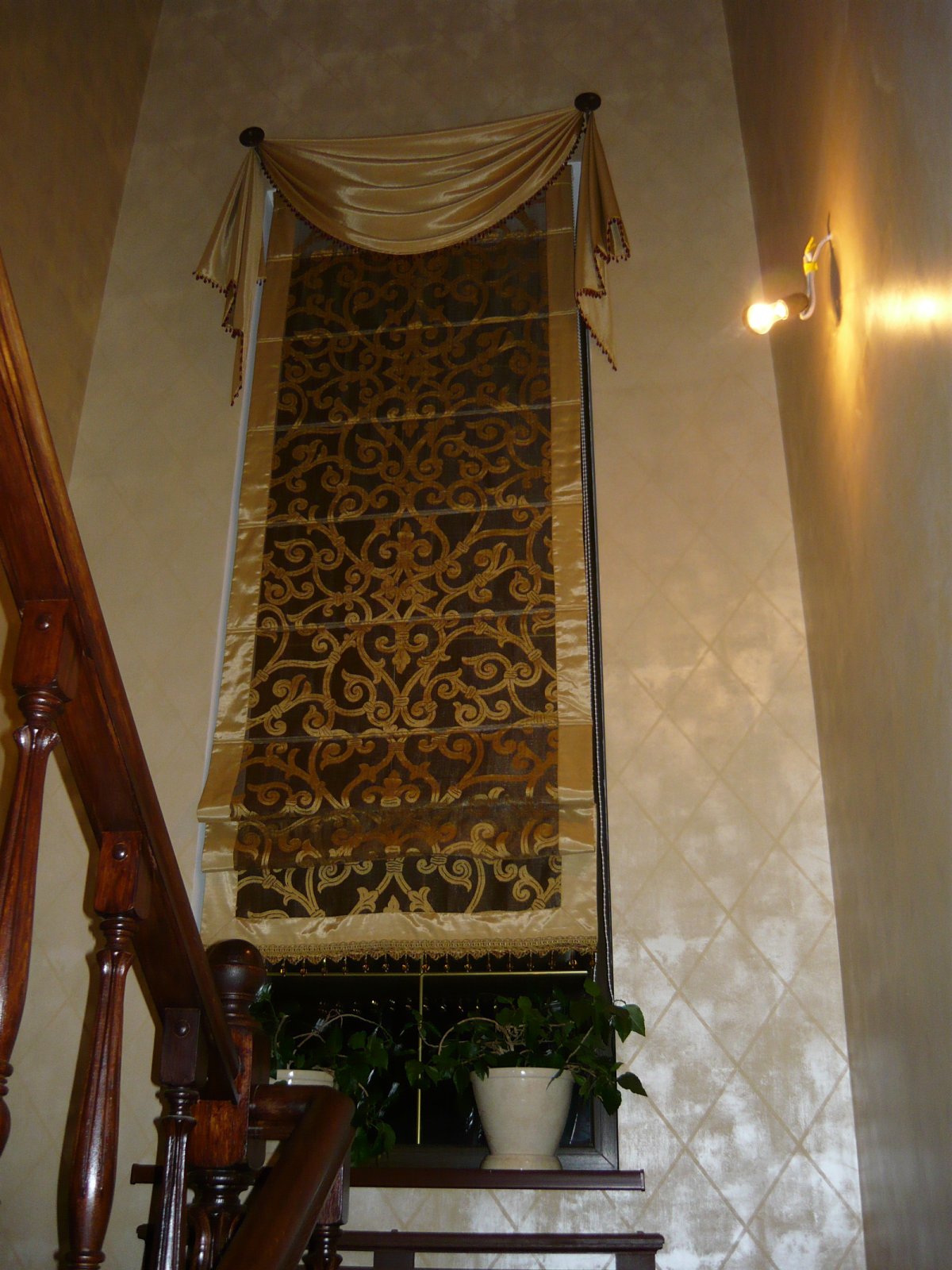 Рулонные шторы на лестничном окне