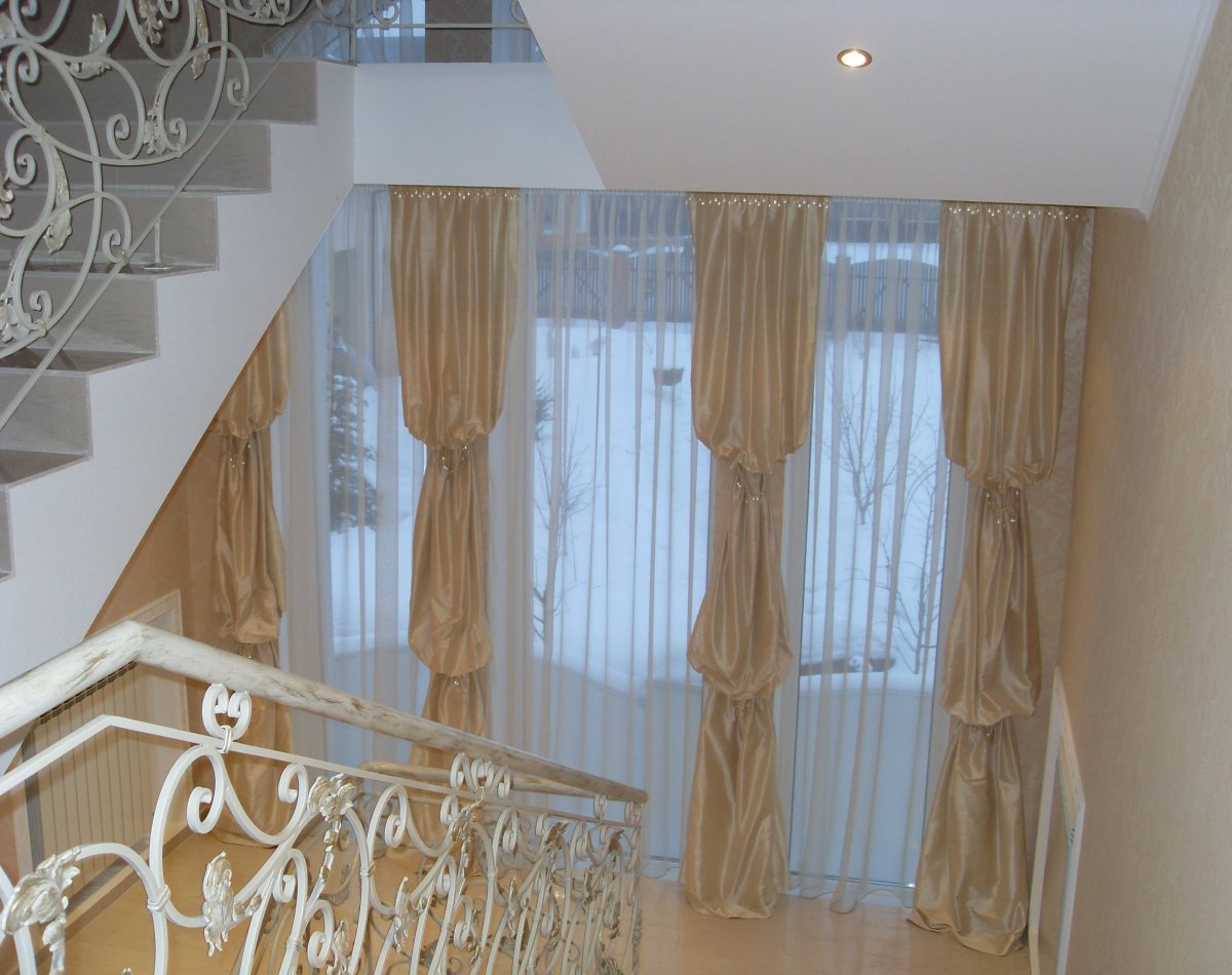 Шторы на окно лестничного марша