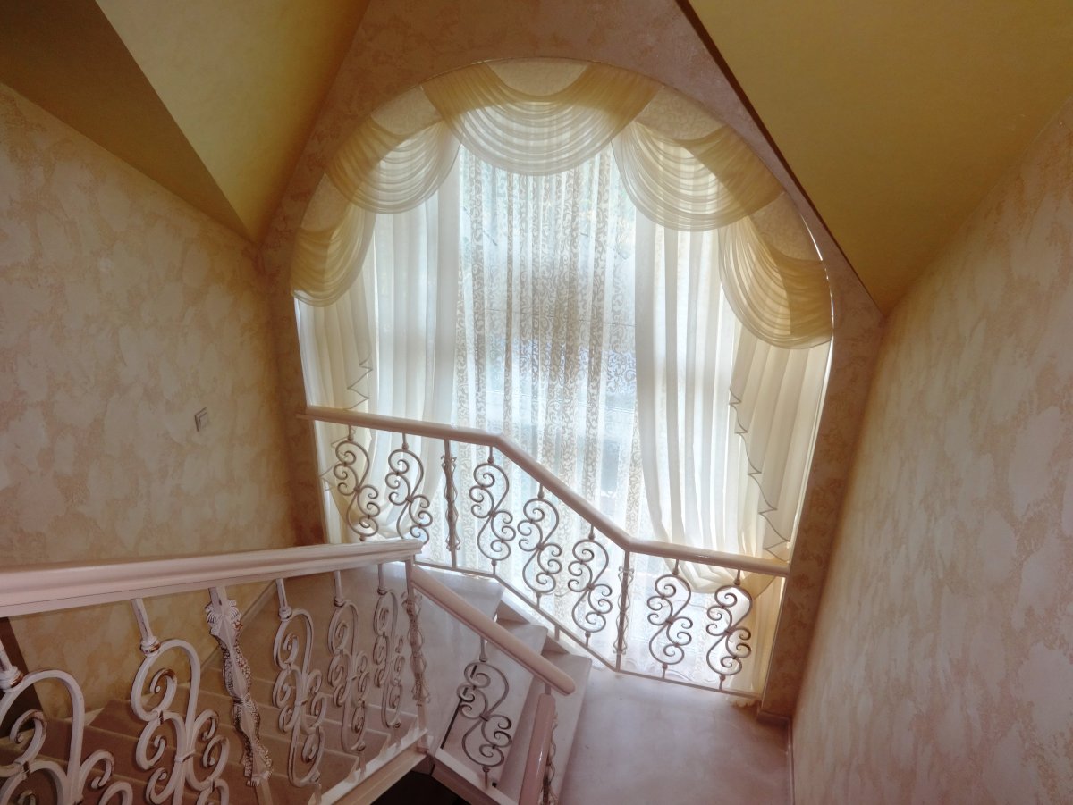Шторы с ламбрекенами на лестничное окно