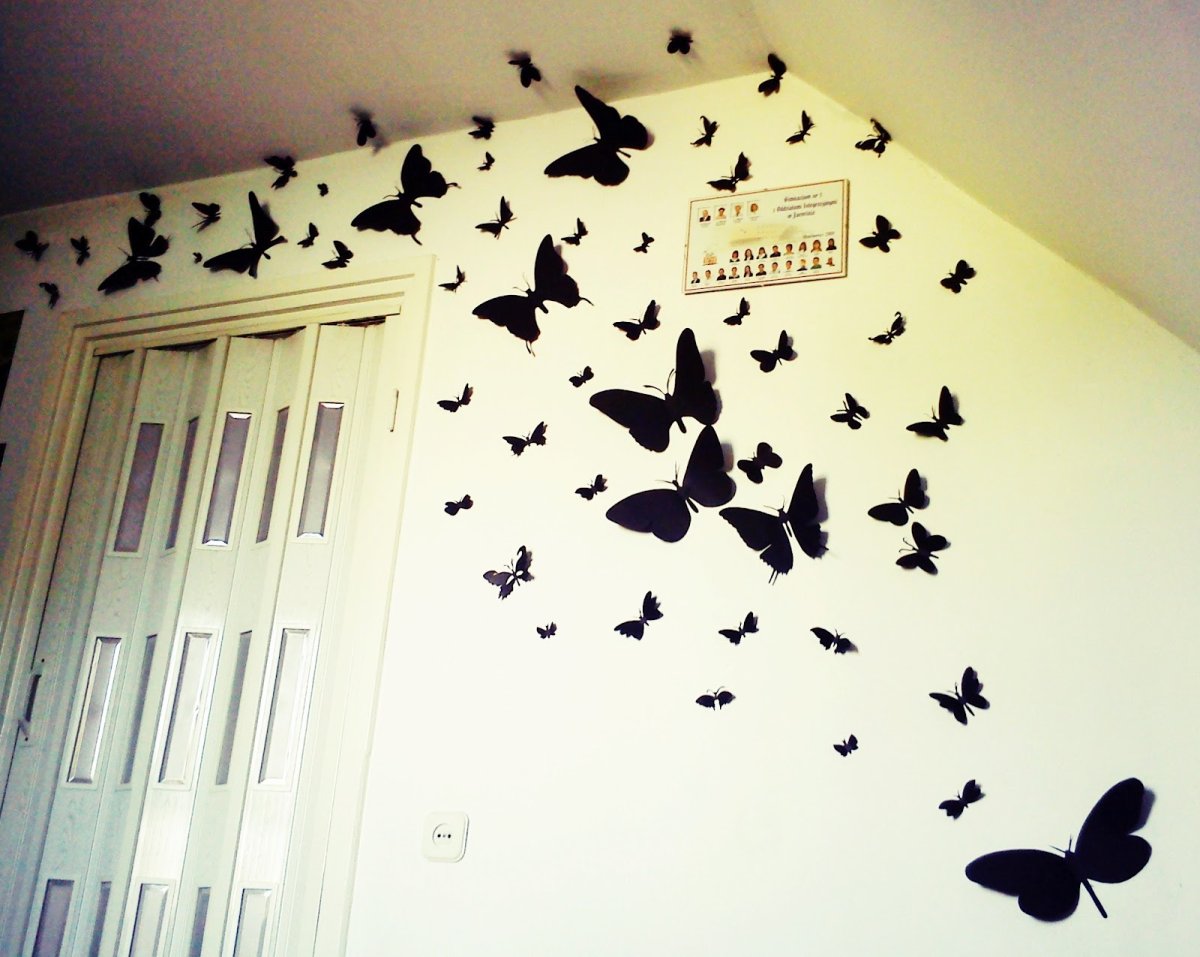 Бумажные бабочки на стене