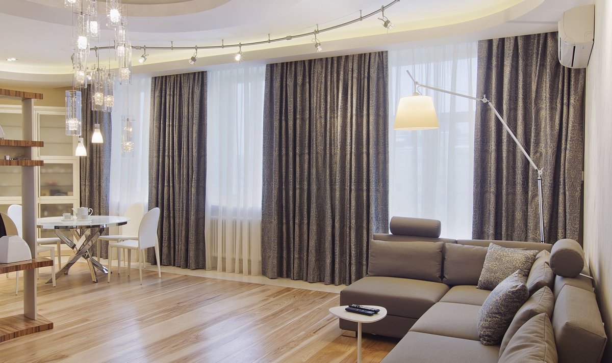 Шторы на 3 окна на одной стене в гостиной