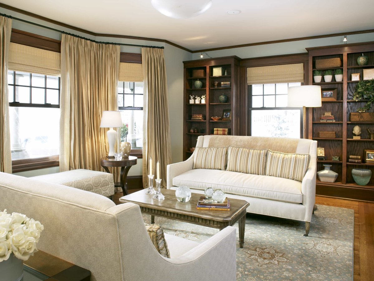 Гостиная с большим окном