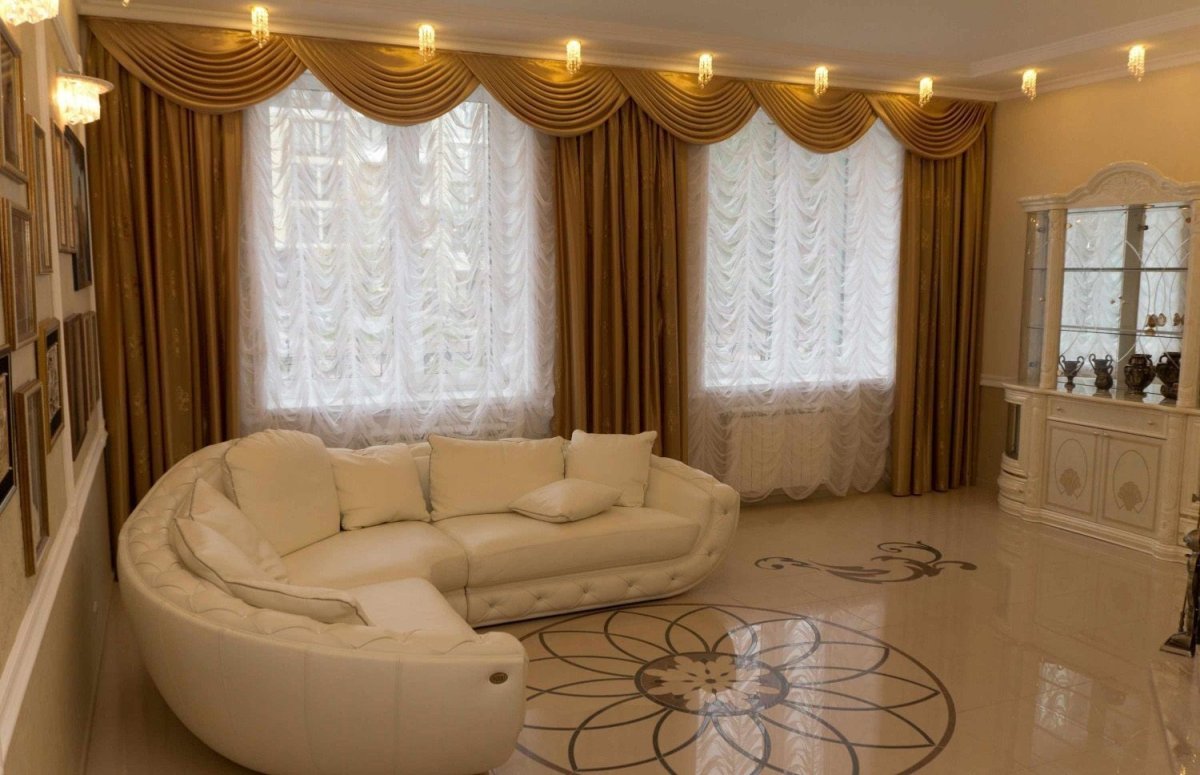 Интерьер зала в частном доме с двумя окнами