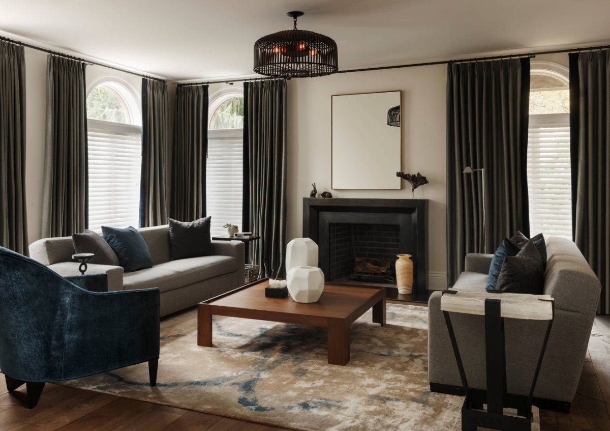 Диван напротив окна в гостиной