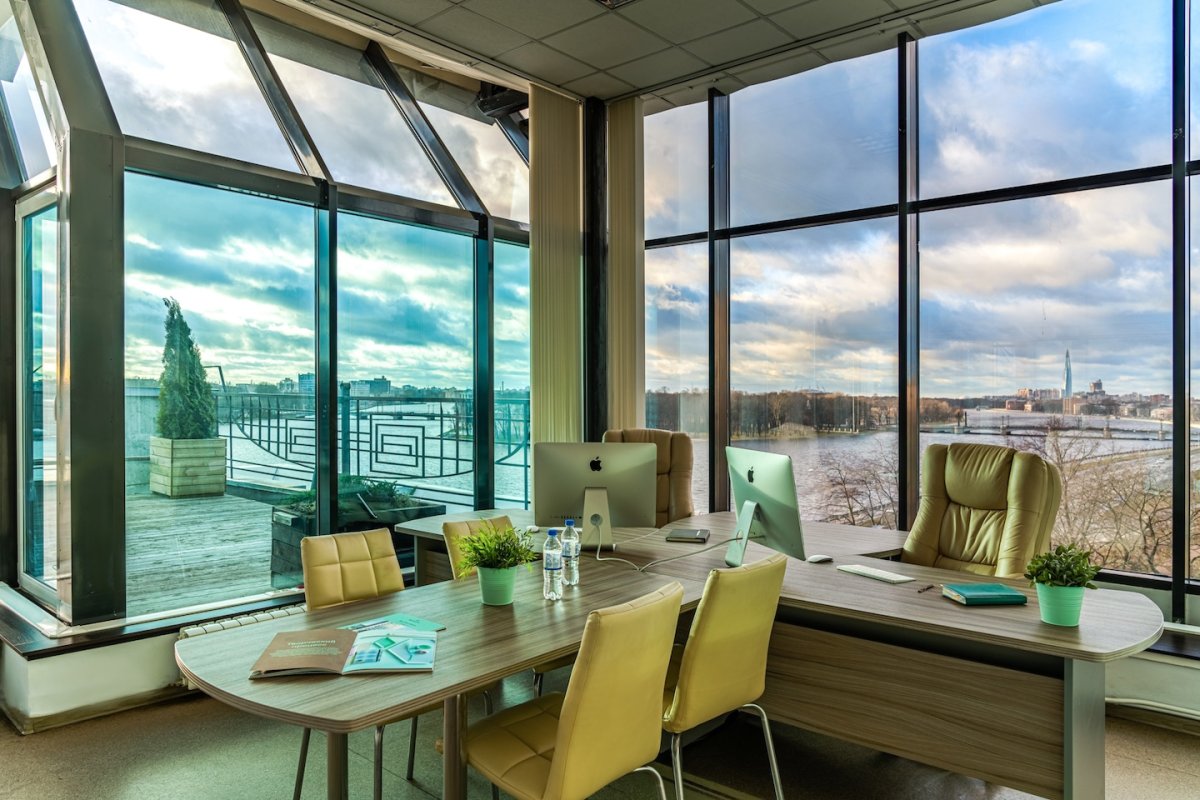 Офис с панорамными окнами