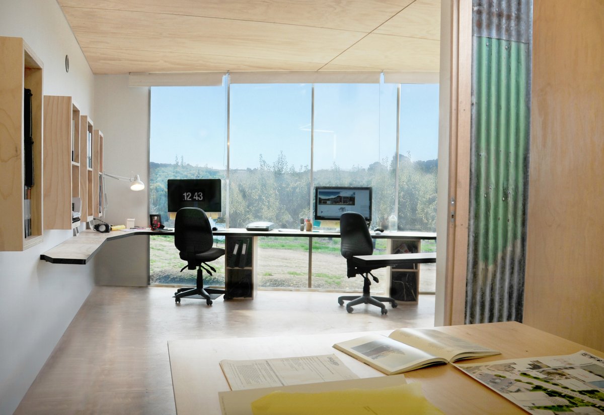 Рабочее место у панорамного окна