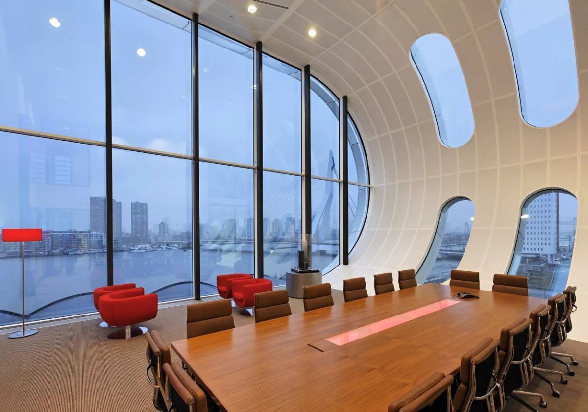 Офис с большими окнами