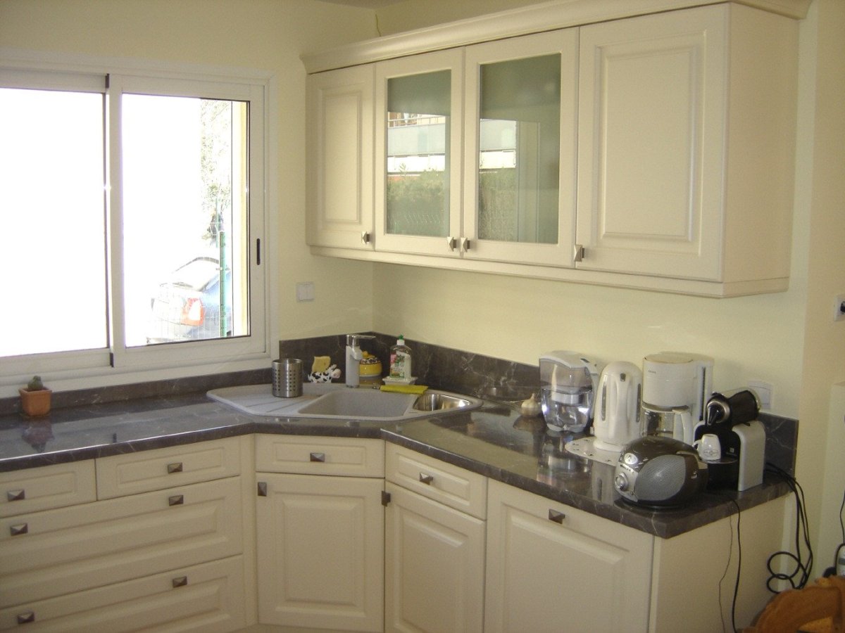 Угловая кухня с мойкой у окна