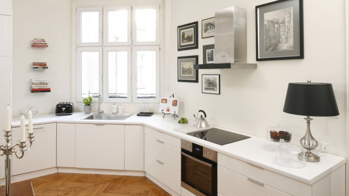 Мойка у окна на кухне