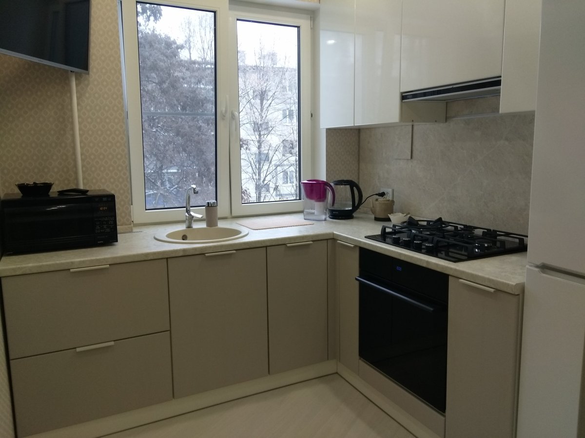 Кухни в хрущевках с раковиной у окна