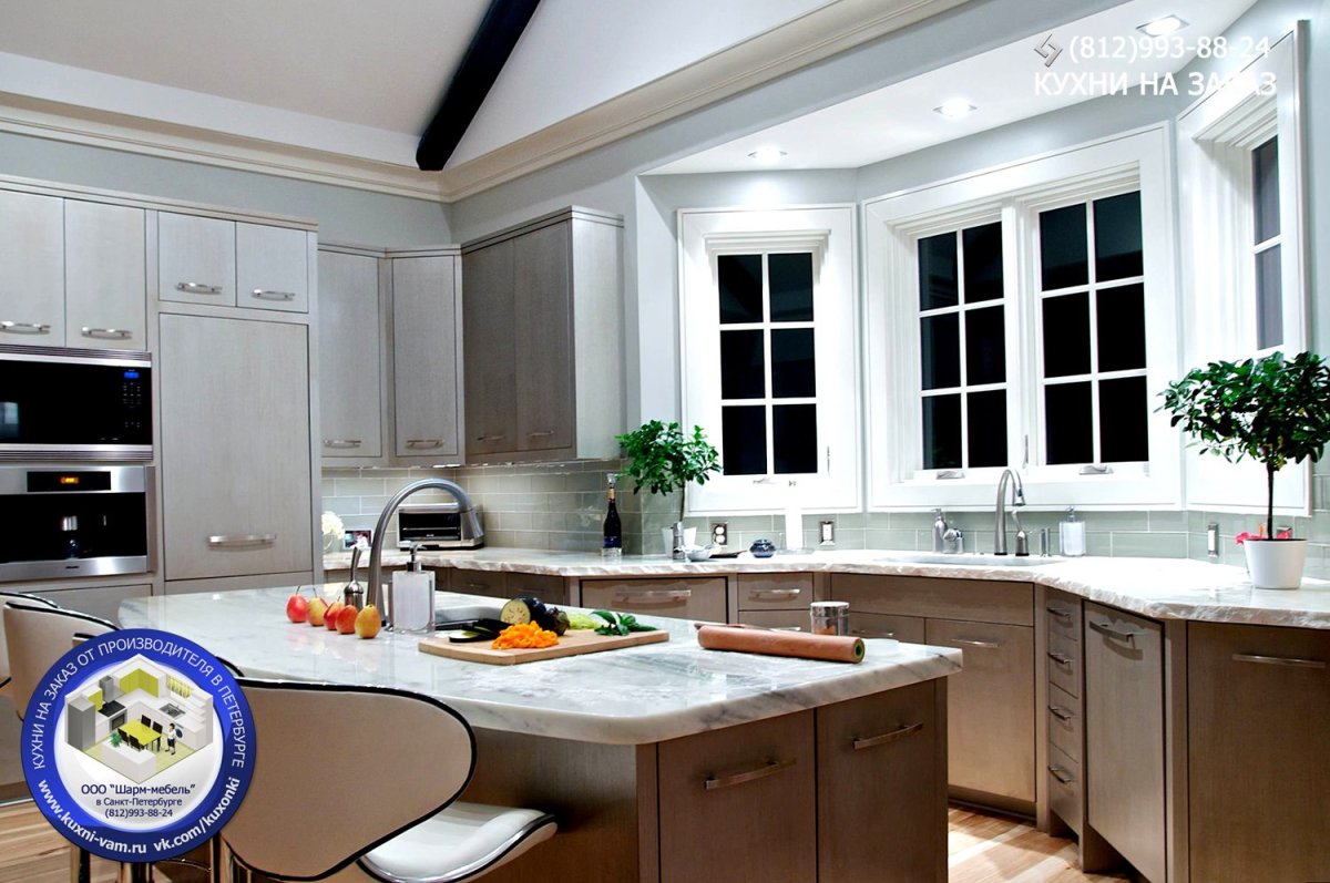 Интерьер кухни столовой с эркером