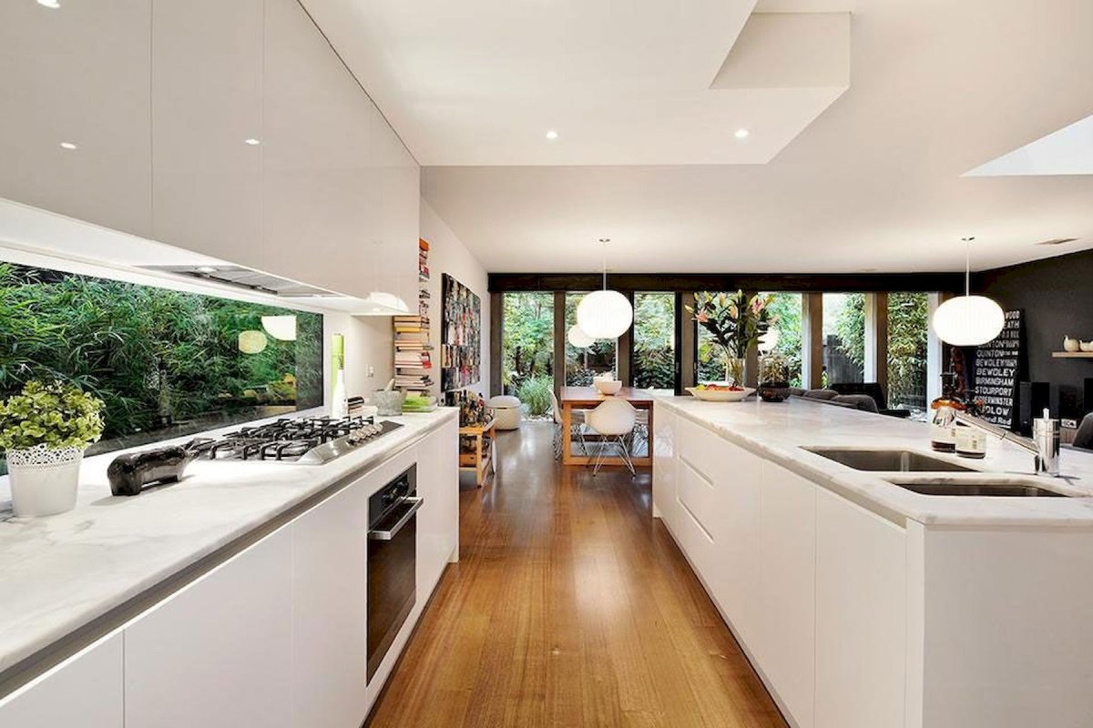 Современные кухни с большими окнами