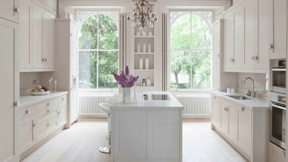 Интерьер кухни с большим окном