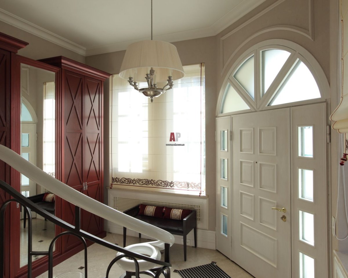 Двери в интерьере коттеджа