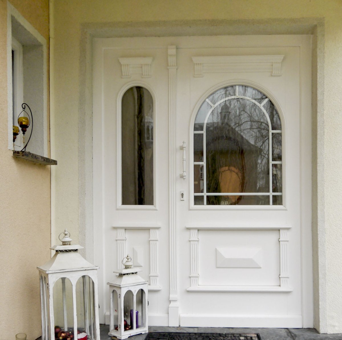 Белая входная дверь дизайнерские решения в интерьере