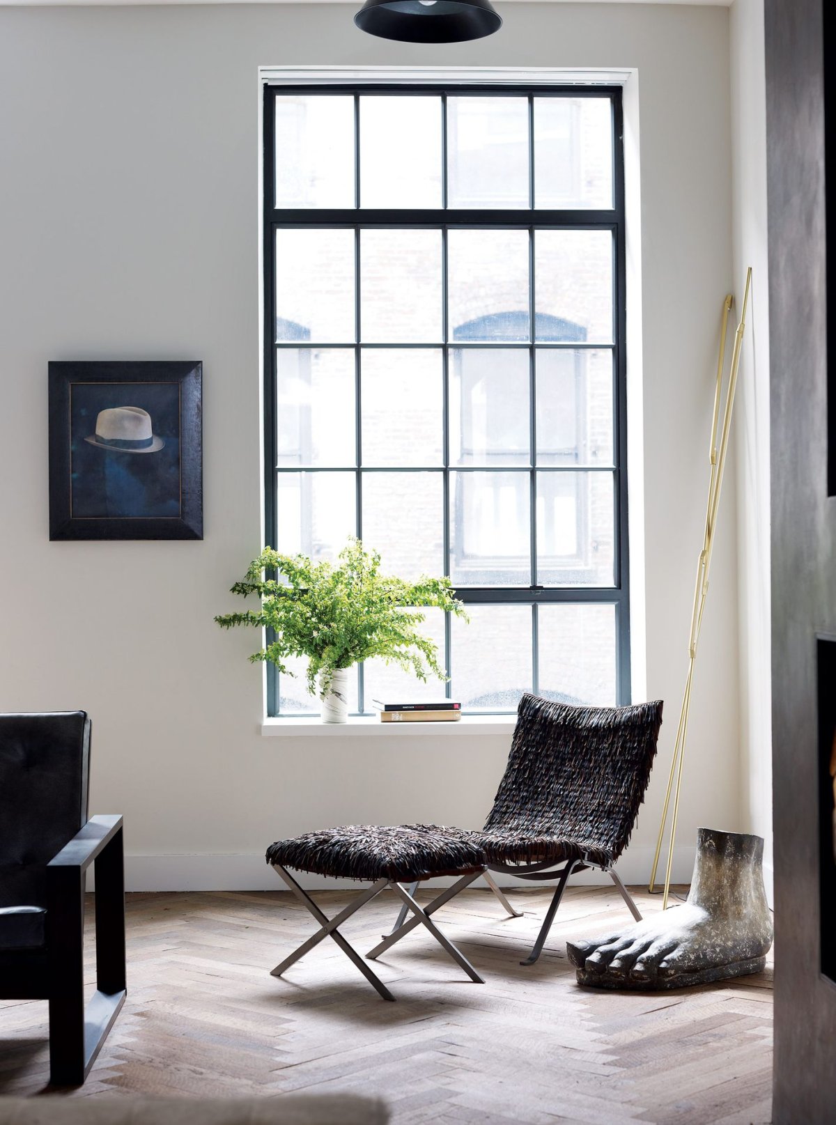 Гостиная с большими окнами