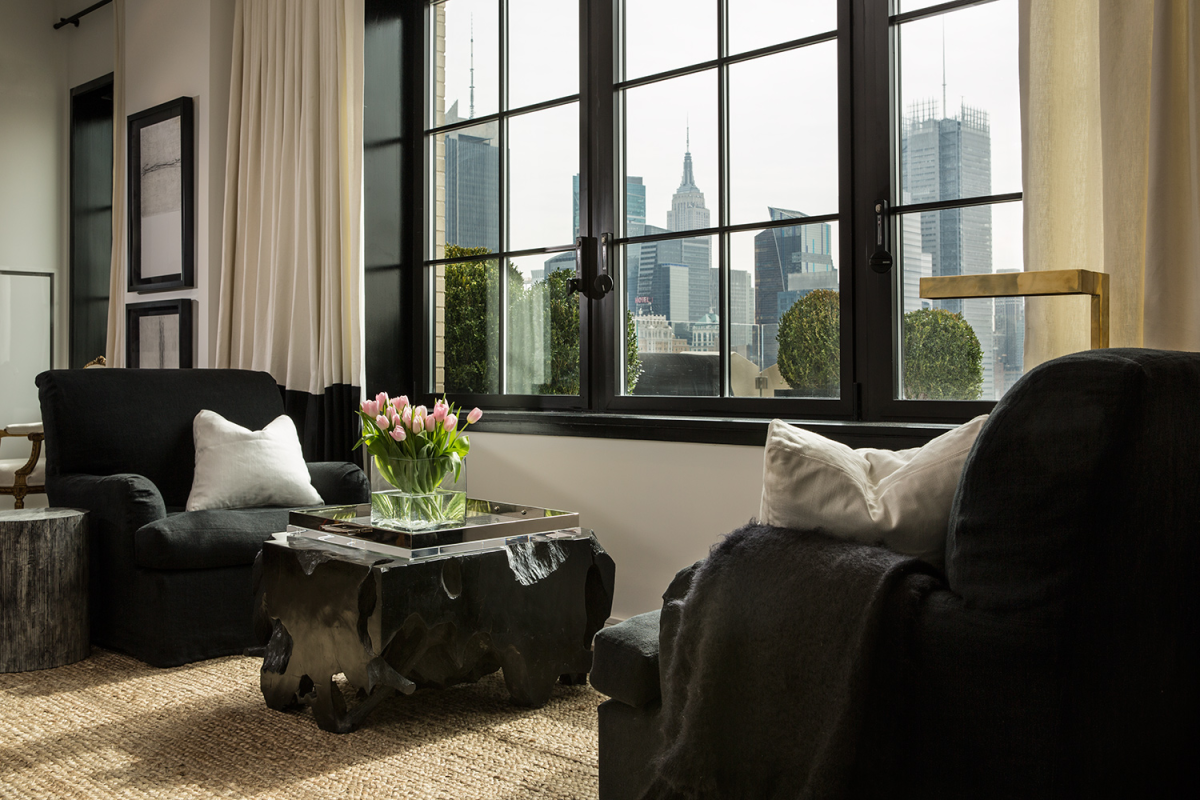 Тёмная гостиная с окном