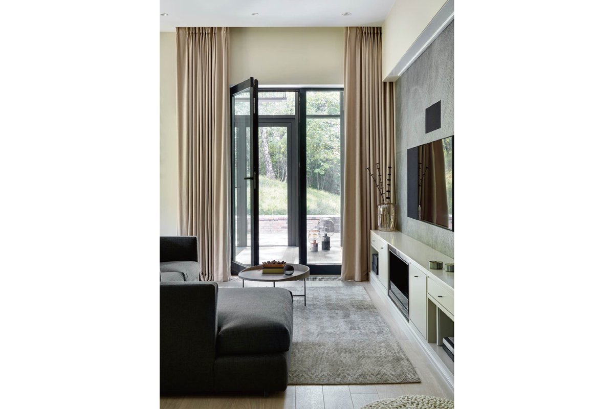 Коричневые окна в интерьере