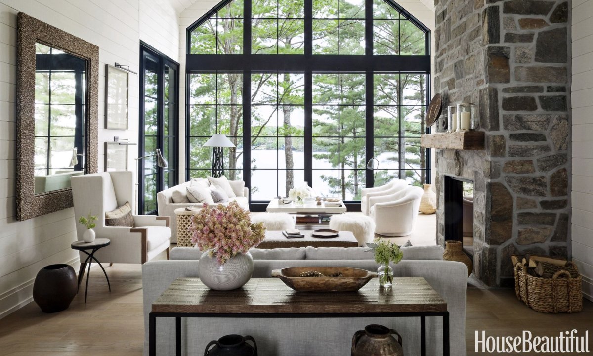 Чёрные рамы окна в интерьере