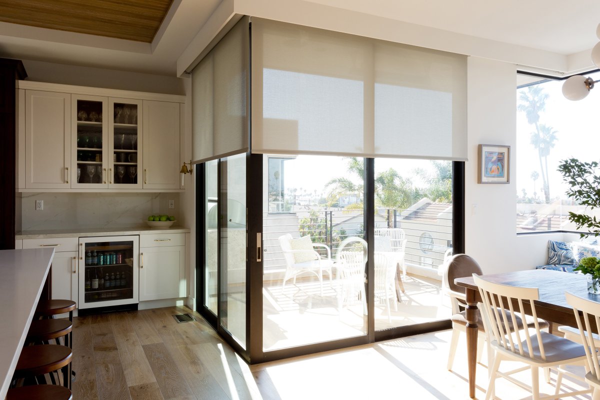 Столовая с панорамными окнами в частном доме