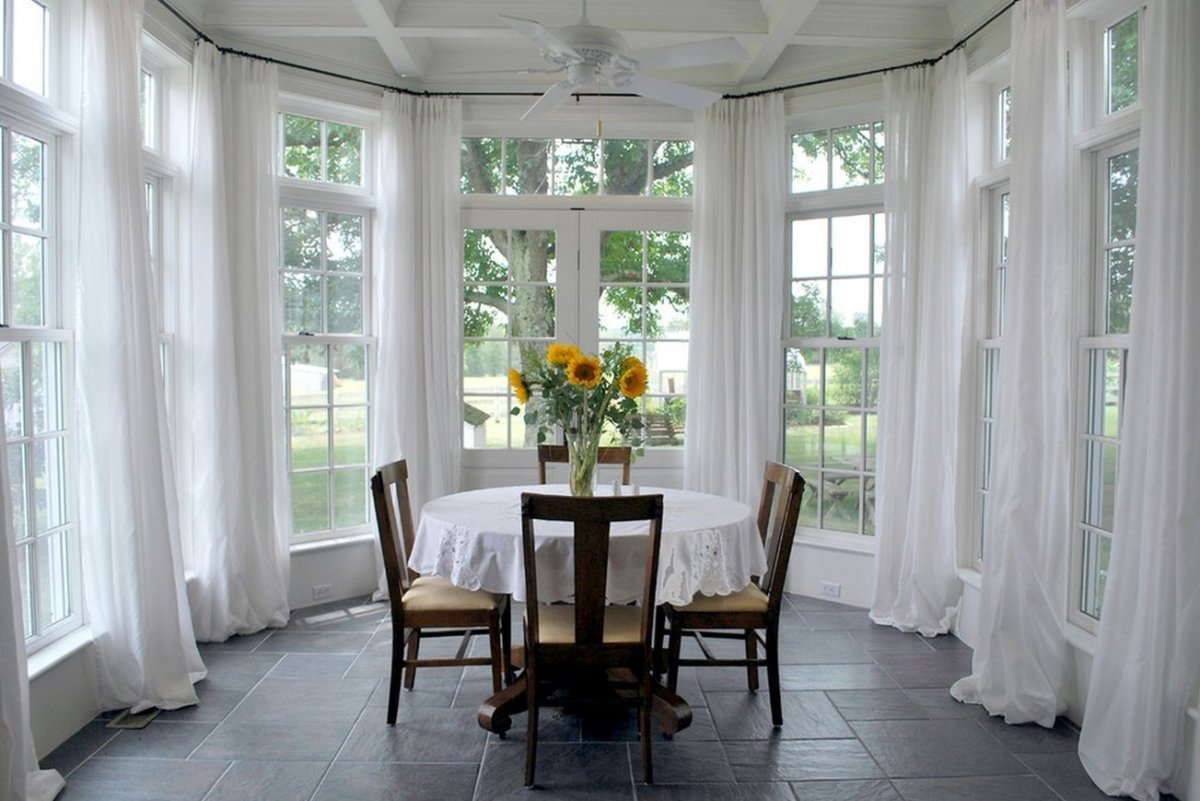 Столовая с большими окнами
